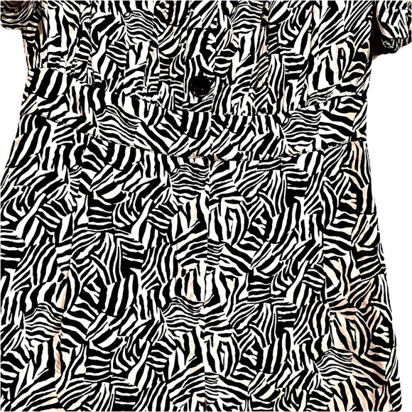 Michael Kors Button-upRomper Zip Shorts Flutter Sleeve Black White Pattern  Sz 2 - Picture 2 of 6